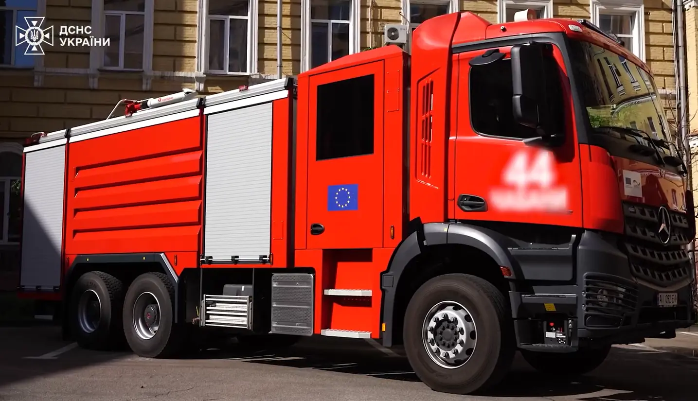 Європейські партнери передали ДСНС потужну пожежну автоцистерну (ВІДЕО)