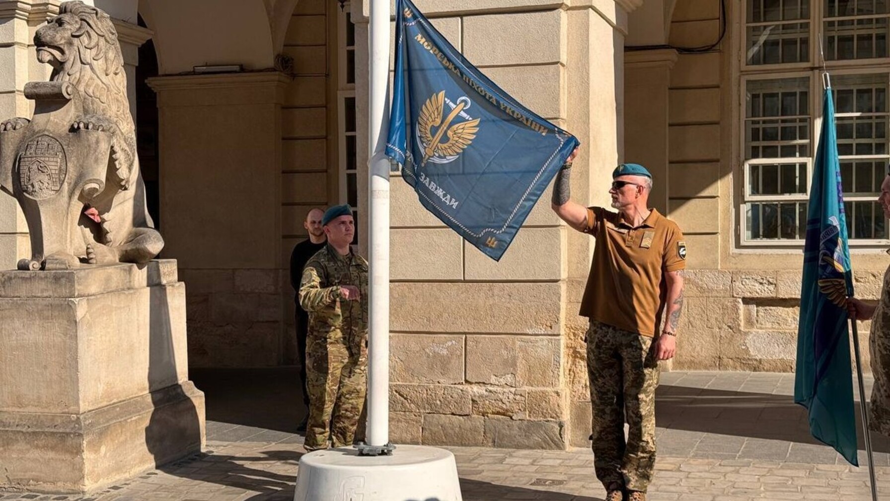 У центрі Львова на Ратуші підняли прапор Морської піхоти України