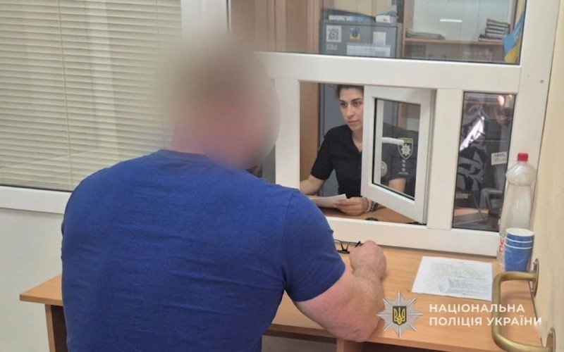 У Лебедині двоє чоловіків напали й пограбували хлопця