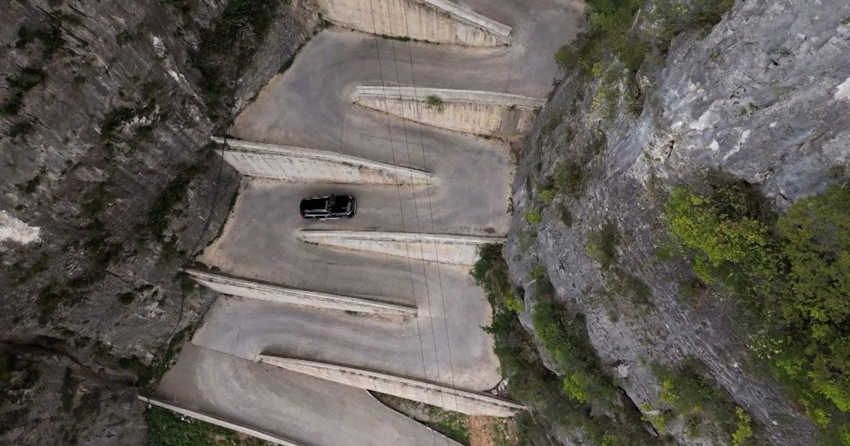 Серпантинна дорога, яка лякає навіть досвідчених водіїв — фото