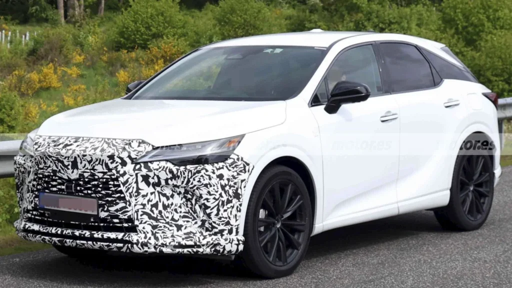 Lexus RX готують до великого оновлення: прототип помітили на Нюрбургрингу