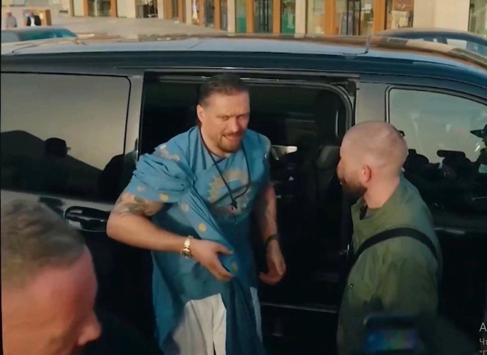 На яких автомобілях їздить Олександр Усик у Каїрі (ВІДЕО)