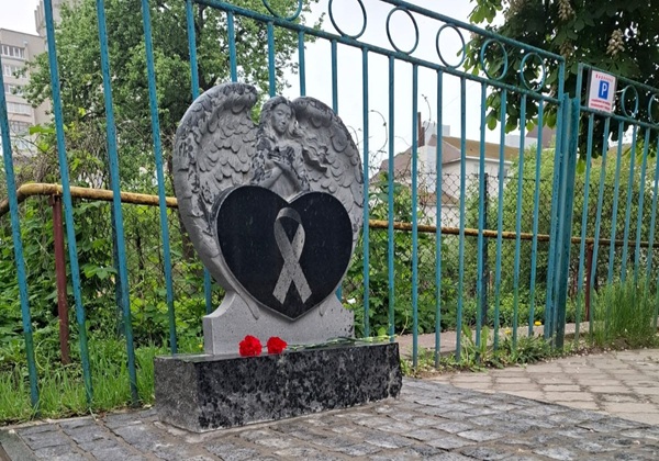 У Сумах відкрили пам’ятний знак, аби вшанувати пам’ять людей, які …