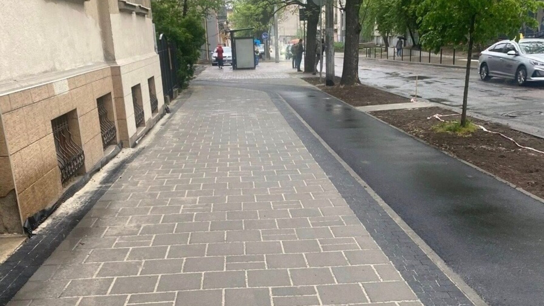 На вулиці Героїв УПА відновили частину тротуару та облаштували велодоріжку