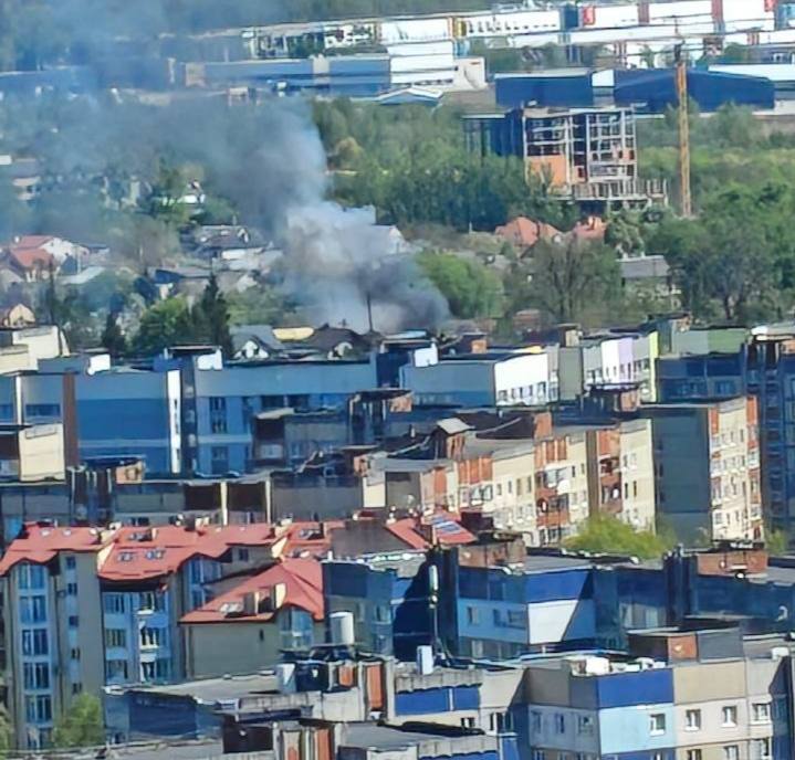 На Сихові загорівся гараж: на місці працюють підрозділи ДСНС