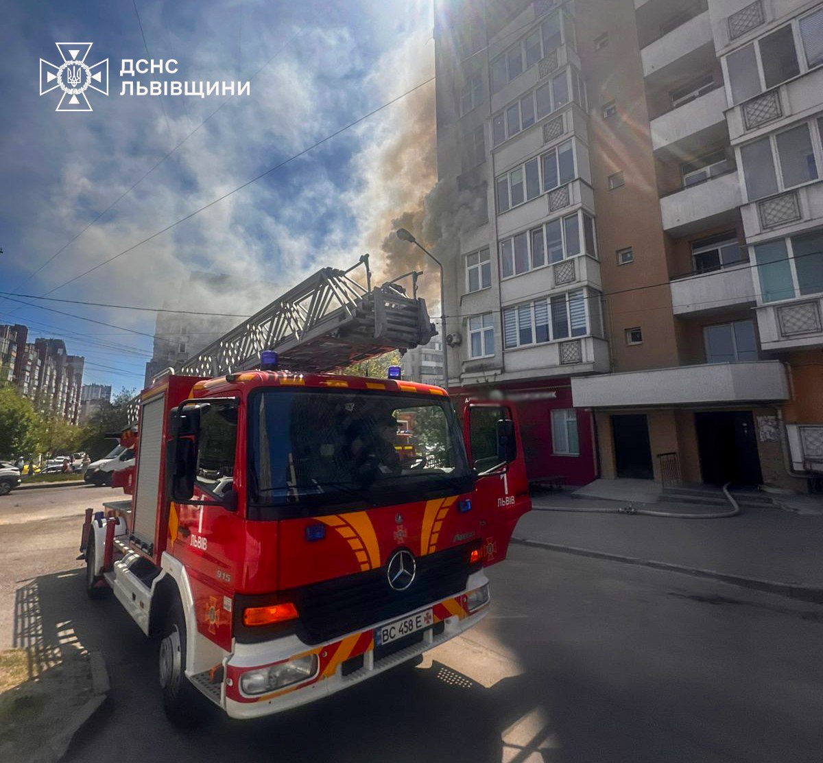 Пожежа у Львові: рятувальники ліквідовують займання у квартирі на Варшавській