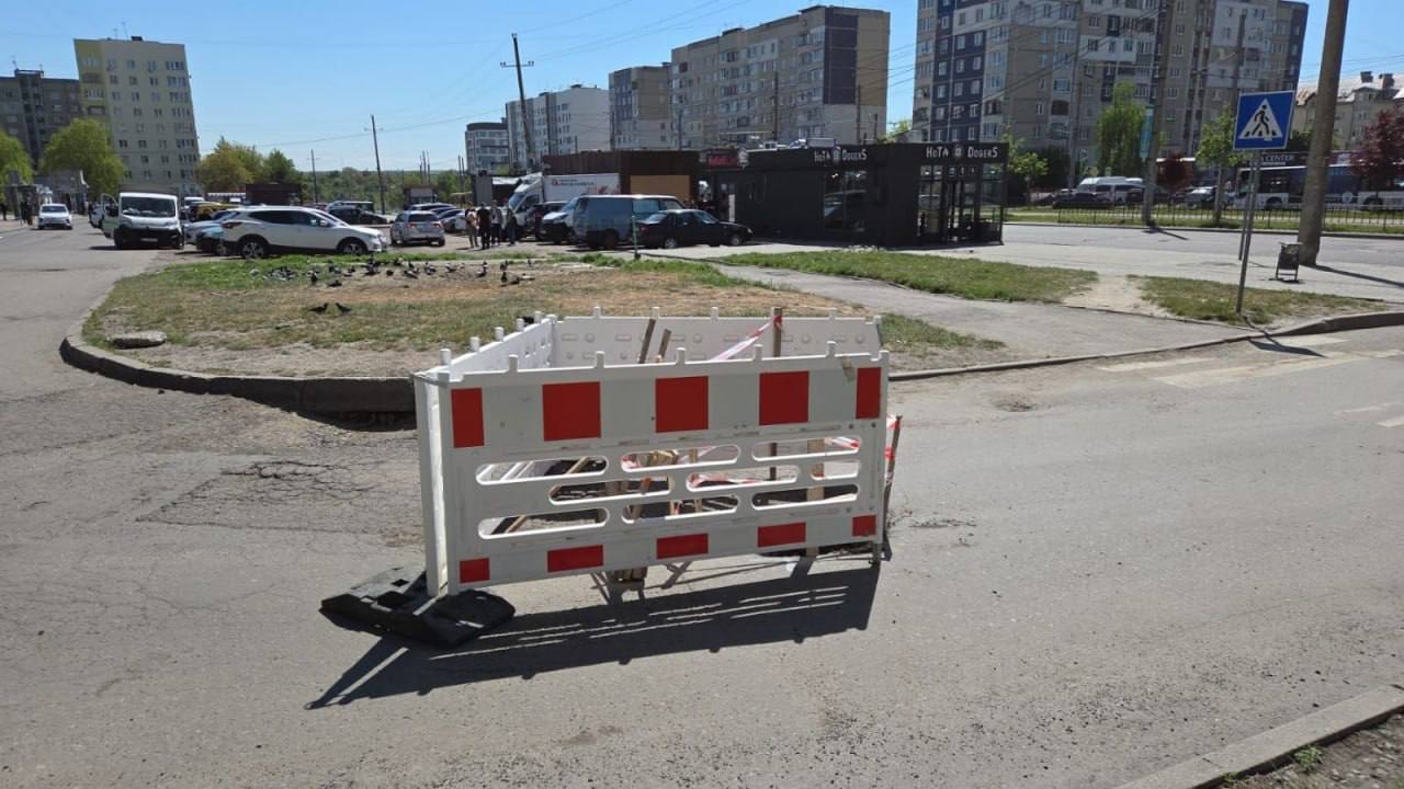 На Сихові змінили рух автобусів через провалля на дорозі