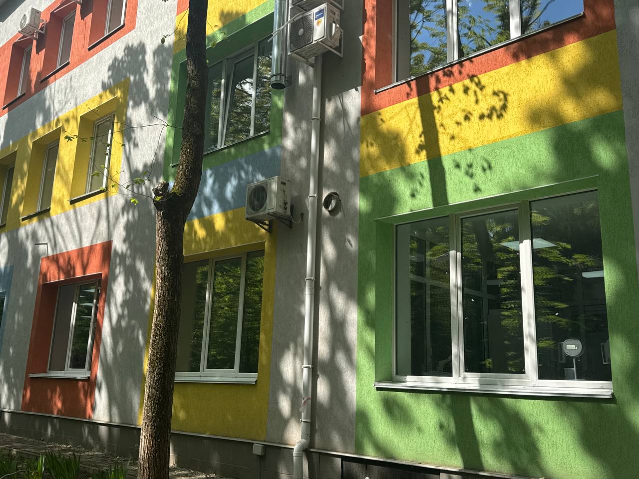 У дитячій лікарні Сум нарешті відновили пошкоджені внаслідок обстрілу вікна