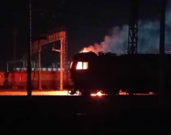 Диверсія на росії: «АТЕШ» знищив електровоз, що віз військові вантажі …
