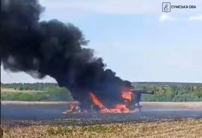 На Сумщині російський безпілотник знищив комбайн у полі