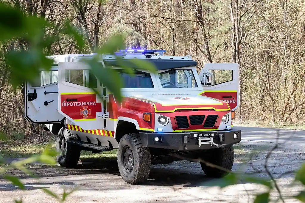 Toyota Land Cruiser 79 перетворили на бронеавтомобіль для рятувальників