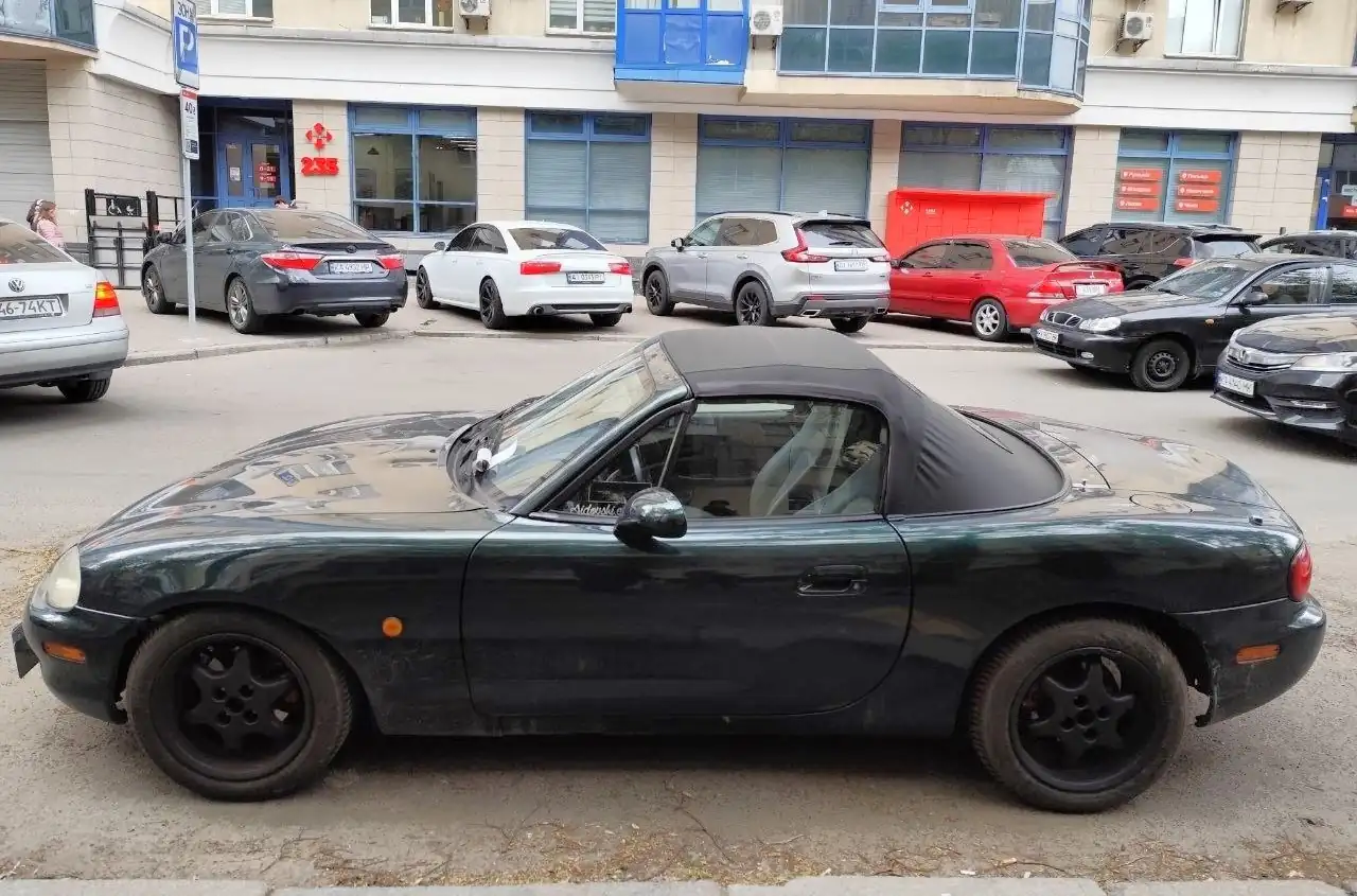 У Києві помічено досить рідкісний спорт-кабріолет Mazda
